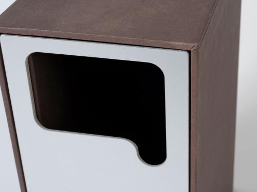 Box con porta in acciaio tagliato ad acqua