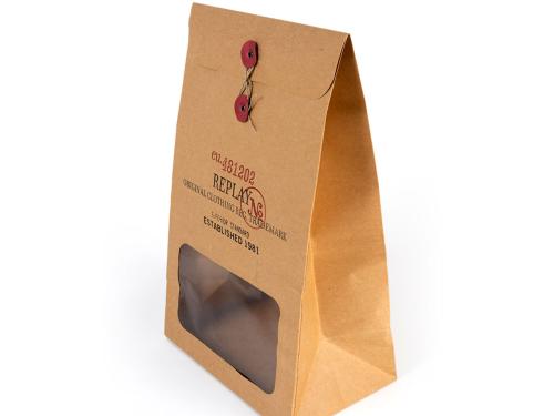 Busta in carta riciclata stampata con finestra e chiusura con corda e occhielli