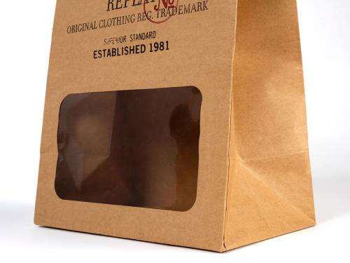 Busta in carta riciclata stampata con finestra e chiusura con corda e occhielli